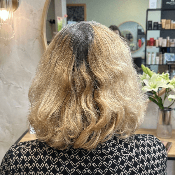 Moderner Kurzhaarschnitt mit präzisen Linien