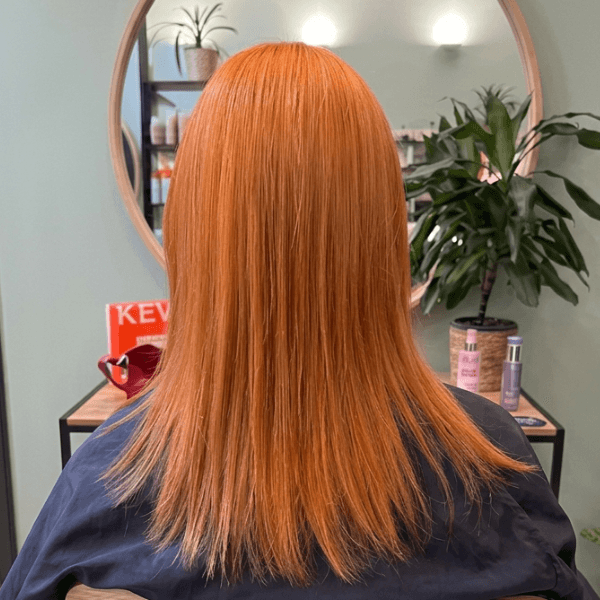 Braut-Hochsteckfrisur mit floralen Akzenten